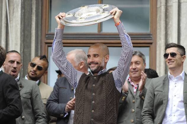 Fußball, Meisterfeier von Bayern München auf dem Rathausbalkon Pep (Josep) GUARDIOLA (Trainer FCB) mit Schale,Meisterschale. FC Bayern Muenchen-Meisterfeier auf dem Rathausbalkon,Marienplatz. Deutscher Meister,26.Deutsche Meisterschaft, am 15.05.2016 in Muenchen Deutschland.
