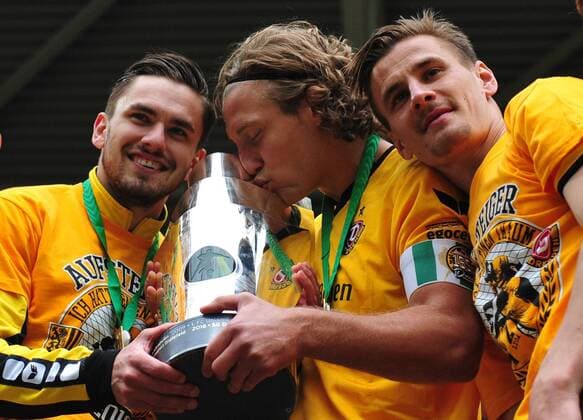 Fußball, Dynamo Dresden feiert Aufstieg in 2. Bundesliga v.l.: Pascal Testroet, Michael Hefele und Stefan Kutschke (alle Dresden) mit Pokal, Dynamo Dresden ist Meister der 3. Liga, Drittligameister, 3. Liga-Meister, Siegerehrung mit Pokal, SG Dynamo Dresden gegen SG Sonnenhof Großaspach, Fußball, Fussball, 3. Liga, Saison 2015 2016, DDV-Stadion Dresden, 14.05.2016,