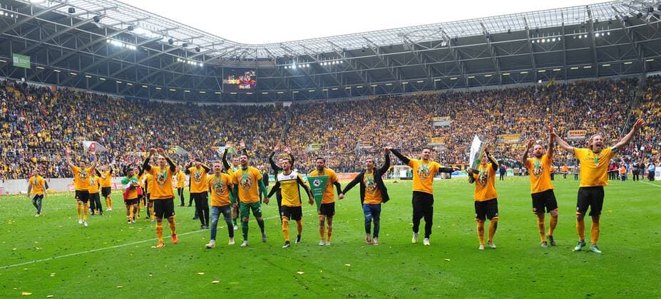 Fußball, Dynamo Dresden feiert Aufstieg in 2. Bundesliga Dynamo Dresden ist Meister der 3. Liga, Drittligameister, 3. Liga-Meister, Siegerehrung mit Pokal, SG Dynamo Dresden gegen SG Sonnenhof Großaspach, Fußball, Fussball, 3. Liga, Saison 2015 2016, DDV-Stadion Dresden, 14.05.2016,