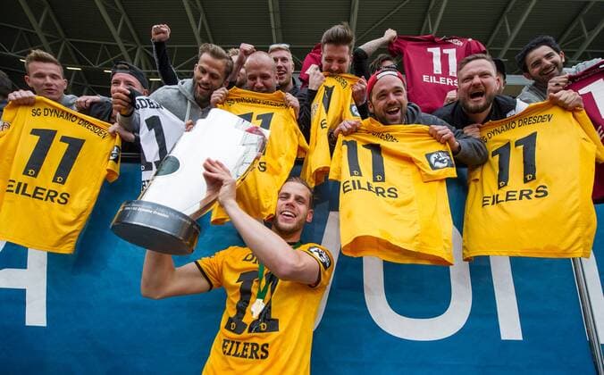 Fußball, Dynamo Dresden feiert Aufstieg in 2. Bundesliga Justin Eilers (Dresden) feiert mit Pokal und seinen Kumpels auf der Tribüne, Dynamo Dresden ist Meister der 3. Liga, Drittligameister, 3. Liga-Meister, Siegerehrung mit Pokal, SG Dynamo Dresden gegen SG Sonnenhof Großaspach, Fußball, Fussball, 3. Liga, Saison 2015 2016, DDV-Stadion Dresden, 14.05.2016,