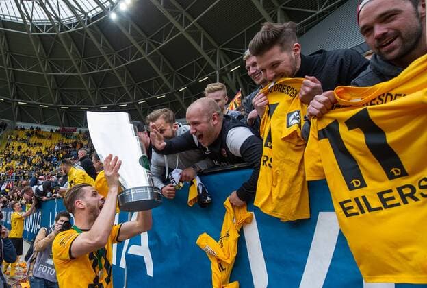 Fußball, Dynamo Dresden feiert Aufstieg in 2. Bundesliga Justin Eilers (Dresden) feiert mit Pokal und seinen Kumpels auf der Tribüne, Dynamo Dresden ist Meister der 3. Liga, Drittligameister, 3. Liga-Meister, Siegerehrung mit Pokal, SG Dynamo Dresden gegen SG Sonnenhof Großaspach, Fußball, Fussball, 3. Liga, Saison 2015 2016, DDV-Stadion Dresden, 14.05.2016,