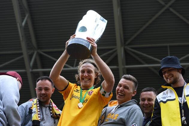 Fußball, Dynamo Dresden feiert Aufstieg in 2. Bundesliga Michael Hefele (Dresden) mit Pokal, Dynamo Dresden ist Meister der 3. Liga, Drittligameister, 3. Liga-Meister, Siegerehrung mit Pokal, SG Dynamo Dresden gegen SG Sonnenhof Großaspach, Fußball, Fussball, 3. Liga, Saison 2015 2016, DDV-Stadion Dresden, 14.05.2016,