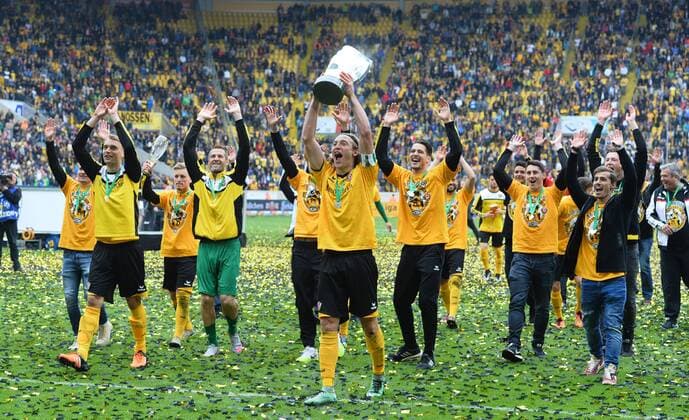 Fußball, Dynamo Dresden feiert Aufstieg in 2. Bundesliga Michael Hefele (Dresden) mit Pokal, Dynamo Dresden ist Meister der 3. Liga, Drittligameister, 3. Liga-Meister, Siegerehrung mit Pokal, SG Dynamo Dresden gegen SG Sonnenhof Großaspach, Fußball, Fussball, 3. Liga, Saison 2015 2016, DDV-Stadion Dresden, 14.05.2016,