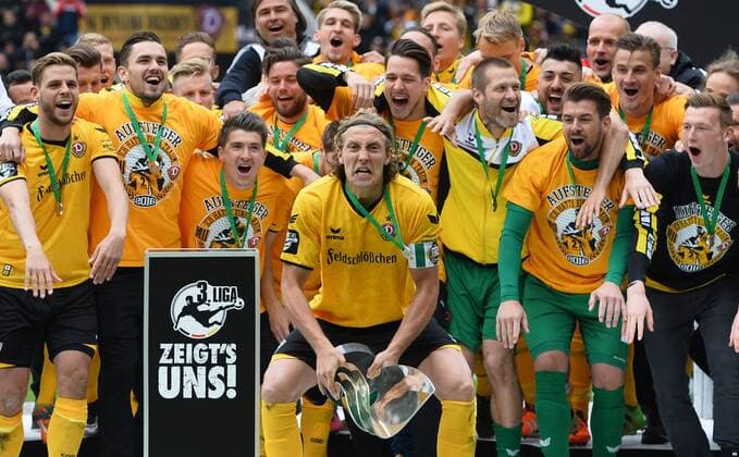 Fußball, Dynamo Dresden feiert Aufstieg in 2. Bundesliga Michael Hefele (Dresden) mit Pokal, Dynamo Dresden ist Meister der 3. Liga, Drittligameister, 3. Liga-Meister, Siegerehrung mit Pokal, SG Dynamo Dresden gegen SG Sonnenhof Großaspach, Fußball, Fussball, 3. Liga, Saison 2015 2016, DDV-Stadion Dresden, 14.05.2016,