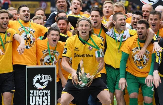 Fußball, Dynamo Dresden feiert Aufstieg in 2. Bundesliga Michael Hefele (Dresden) mit Pokal, Dynamo Dresden ist Meister der 3. Liga, Drittligameister, 3. Liga-Meister, Siegerehrung mit Pokal, SG Dynamo Dresden gegen SG Sonnenhof Großaspach, Fußball, Fussball, 3. Liga, Saison 2015 2016, DDV-Stadion Dresden, 14.05.2016,
