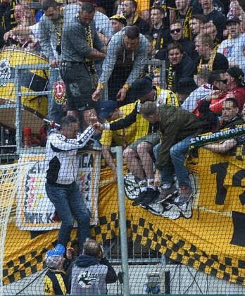 Fußball, Dynamo Dresden feiert Aufstieg in 2. Bundesliga Trainer Uwe Neuhaus (Dresden) auf dem Zaun im K-Block bei den Fans, Dynamo Dresden ist Meister der 3. Liga, Drittligameister, 3. Liga-Meister, Siegerehrung mit Pokal, SG Dynamo Dresden gegen SG Sonnenhof Großaspach, Fußball, Fussball, 3. Liga, Saison 2015 2016, DDV-Stadion Dresden, 14.05.2016,