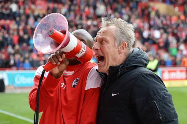 Fussball, Herren, Saison 2015 16, 2. Bundesliga (34. Spieltag), 1. FC Union Berlin - SC Freiburg, Karim Guede (Nr. 31, SC Freiburg) und Cheftrainer Christian Streich (SC Freiburg) feiern mit den Fans, 15.05.16,