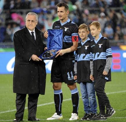 15.05.2016. Stadio Olimpico, Rome, Italy. Serie A football. Lazio versus Fiorentina. Miroslav Klose plays his last game for Lazio as he has announced he will be leaving at end of the current season. President of Lazio Claudio Lotito and Miroslav Klose xactivaxfotox  ActionPlus11737854