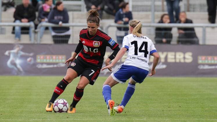 v.li.: Jessica Wich (B04, 7), Jackie Groenen (Frankfurt, 14), Fussball, Allianz Frauen-Bundesliga, 1. FFC Frankfurt - Bayer 04 Leverkusen, xozx