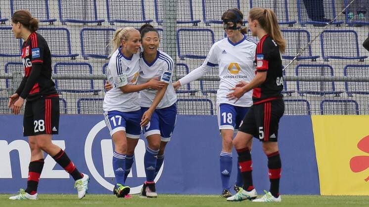 v.li.: Mandy Islacker (Frankfurt, 17), Torschützin Yuki Ogimi (Frankfurt, 9) und Kerstin Garefrekes (Frankfurt, 18) jubeln über das 1:0, Jubel, Torjubel, Torerfolg, celebrate the goal, goal, celebration, Jubel ueber das Tor, optimistisch, Action, Aktion, Fussball, Allianz Frauen-Bundesliga, 1. FFC Frankfurt - Bayer 04 Leverkusen, xozx