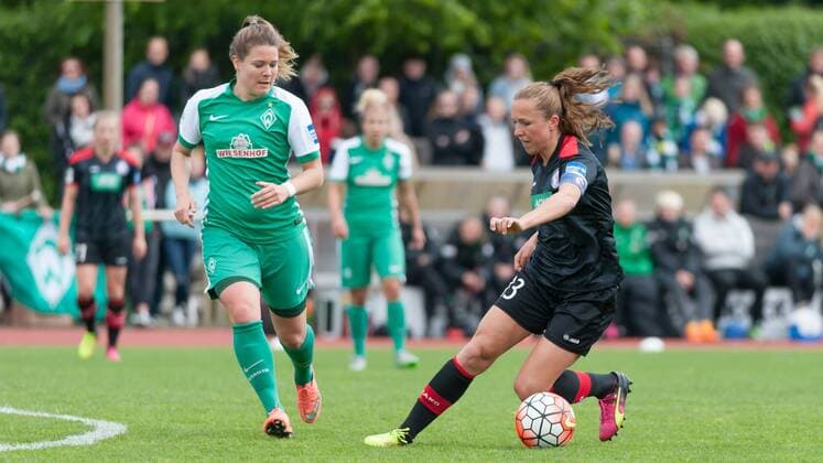 v.li.: Lisa-Marie Scholz (SV Werder Bremen, 7) im Zweikampf mit Lia Wälti (Walti, Waelti, 1. FFC Turbine Potsdam, 13), Fussball, Allianz Frauen-Bundesliga, SV Werder Bremen - 1. FFC Turbine Potsdam, xobx