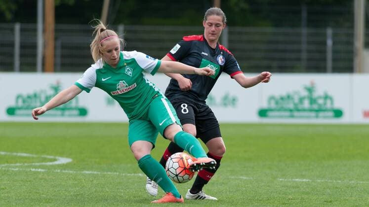v.li.: Cindy König (Konig, Koenig, SV Werder Bremen, 11) im Zweikampf mit Wibke Meister (1. FFC Turbine Potsdam, 8), Fussball, Allianz Frauen-Bundesliga, SV Werder Bremen - 1. FFC Turbine Potsdam, xobx