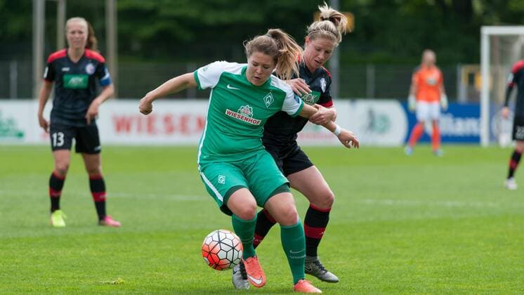 v.li.: Lisa-Marie Scholz (SV Werder Bremen, 7) im Zweikampf mit Elise Kellond-Knight (1. FFC Turbine Potsdam, 6), Fussball, Allianz Frauen-Bundesliga, SV Werder Bremen - 1. FFC Turbine Potsdam, xobx