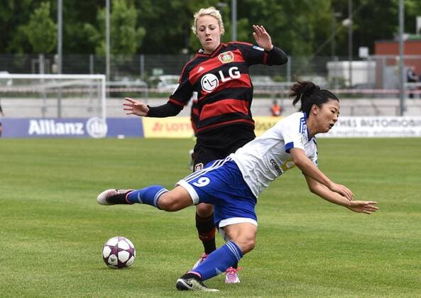 16.05.2016, xblx, Fussball 1.Bundesliga Damen, 1.FFC Frankfurt - Bayer 04 Leverkusen, emspor, v.l. Carolin Simon (Bayer 04 Leverkusen Damen), Yuki Ogimi (1.FFC Frankfurt) Frankfurt am Main