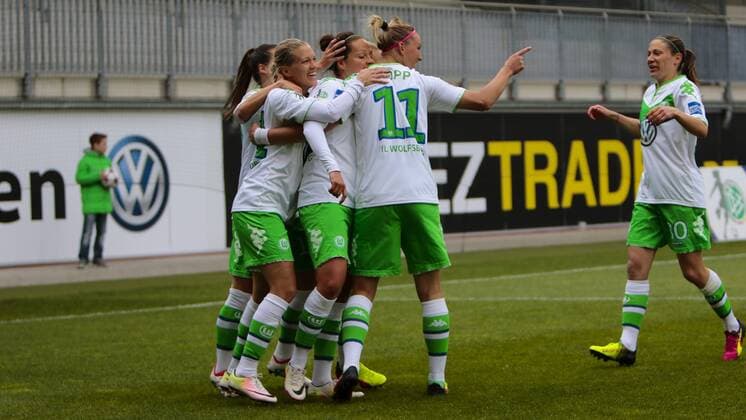 Fußball, Allianz Frauen Bundesliga, VfL Wolfsburg - 1 . FC Köln; Vanessa Bernauer (Wolfsburg, 18) mit Alexandra Popp (Alex Popp, Wolfsburg, 11) Jubel, Torjubel, Freude, Emotion, Torerfolg, Aktion, action, goal, goal celebration, celebrates. xtgx