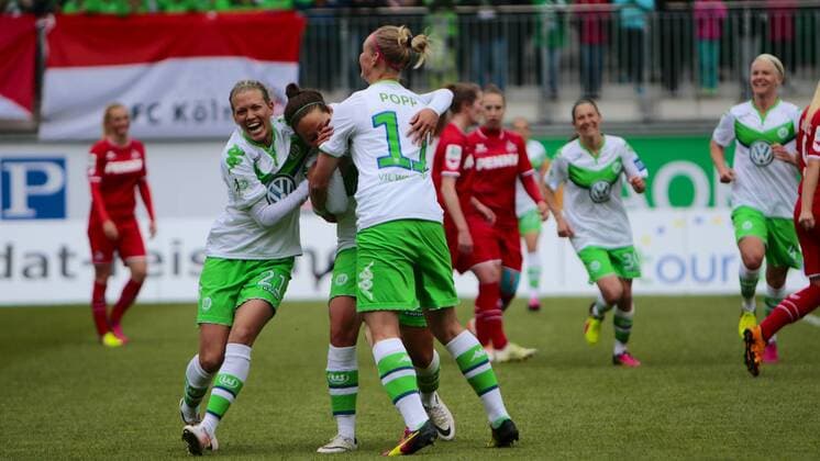 Fußball, Allianz Frauen Bundesliga, VfL Wolfsburg - 1 . FC Köln; vl Lara Dickenmann (Wolfsburg, 21), Vanessa Bernauer (Wolfsburg, 18), Alexandra Popp (Alex Popp, Wolfsburg, 11) Jubel, Torjubel, Freude, Emotion, Torerfolg, Aktion, action, goal, goal celebration, celebrates. xtgx