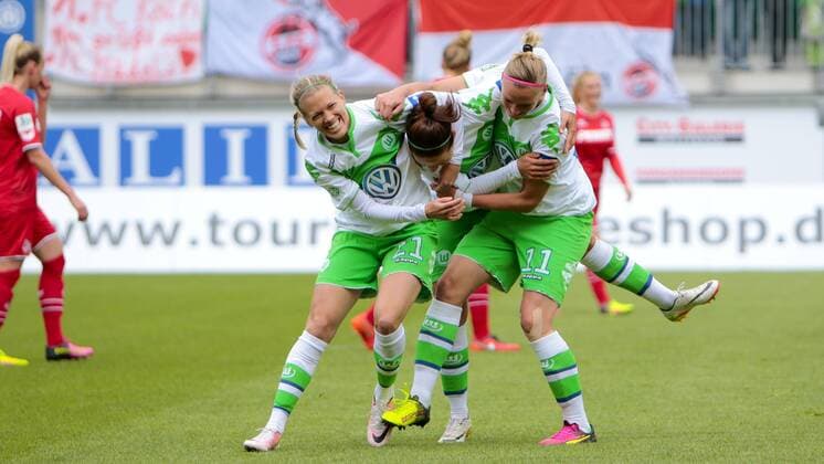 Fußball, Allianz Frauen Bundesliga, VfL Wolfsburg - 1 . FC Köln; vl Lara Dickenmann (Wolfsburg, 21), Vanessa Bernauer (Wolfsburg, 18), Alexandra Popp (Alex Popp, Wolfsburg, 11) Jubel, Torjubel, Freude, Emotion, Torerfolg, Aktion, action, goal, goal celebration, celebrates. xtgx