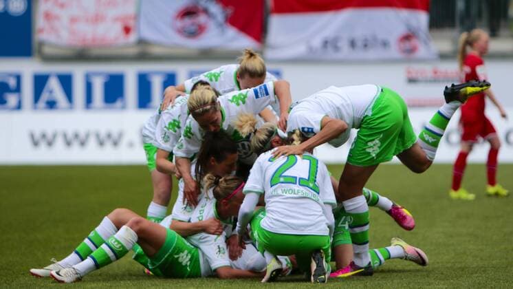 Fußball, Allianz Frauen Bundesliga, VfL Wolfsburg - 1 . FC Köln; Jubel, Torjubel, Freude, Emotion, Torerfolg, Aktion, action, goal, goal celebration, celebrates nach 2-0 durch Vanessa Bernauer (Wolfsburg, 18). xtgx