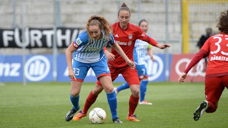 v.li.: Fabienne Dongus (Hoffenheim, 33) Gina Lewandowski (FC Bayern München, FCB, 2) im Zweikampf, Duell, duel, tackle, Dynamik, Action, Aktion , Fussball, Allianz Frauen-Bundesliga, FC Bayern München - TSG 1899 Hoffenheim, xslx