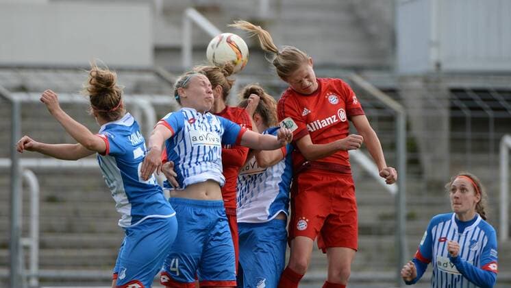 v.li.: Sophie Howard (Hoffenheim, 26) Kristin Demann (Hoffenheim, 4) Nora Holstad Berge (FC Bayern München, FCB, 15) Tamar Dongus (Hoffenheim, 32) Carina Wenninger (FC Bayern München, FCB, 19) Christine Schneider (Hoffenheim, 8) im Kopfballduell, Dreikampf, Duell, duel, tackle, Dynamik, Action, Aktion, Fussball, Allianz Frauen-Bundesliga, FC Bayern München - TSG 1899 Hoffenheim, xslx