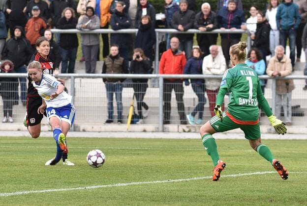 16.05.2016, xblx, Fussball 1.Bundesliga Damen, 1.FFC Frankfurt - Bayer 04 Leverkusen, emspor, v.l. Jackie Groenen (1.FFC Frankfurt), Anna Link (Bayer 04 Leverkusen Damen), Goal scored, Tor zum 2:0 durch Jackie Groenen (1.FFC Frankfurt) Frankfurt am Main