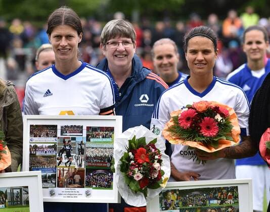 16.05.2016, xblx, Fussball 1.Bundesliga Damen, 1.FFC Frankfurt - Bayer 04 Leverkusen, emspor, v.l. Kerstin Garefrekes (1.FFC Frankfurt), Dzsenifer Marozsan (1.FFC Frankfurt), Verabschiedung, Ehrung Frankfurt am Main