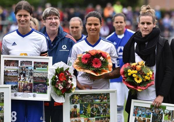 Bilder des Tages - Sport 16.05.2016, xblx, Fussball 1.Bundesliga Damen, 1.FFC Frankfurt - Bayer 04 Leverkusen, emspor, v.l. Kerstin Garefrekes (1.FFC Frankfurt), Dzsenifer Marozsan (1.FFC Frankfurt), Simone Laudehr (1.FFC Frankfurt), Verabschiedung, Ehrung Frankfurt am Main