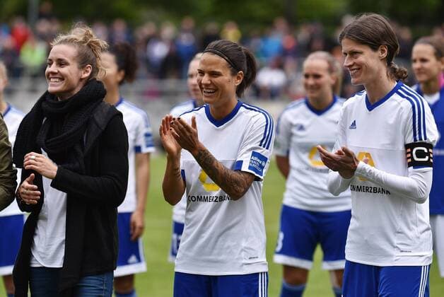 16.05.2016, xblx, Fussball 1.Bundesliga Damen, 1.FFC Frankfurt - Bayer 04 Leverkusen, emspor, v.l. Simone Laudehr (1.FFC Frankfurt), Dzsenifer Marozsan (1.FFC Frankfurt), Kerstin Garefrekes (1.FFC Frankfurt), Verabschiedung, Ehrung Frankfurt am Main