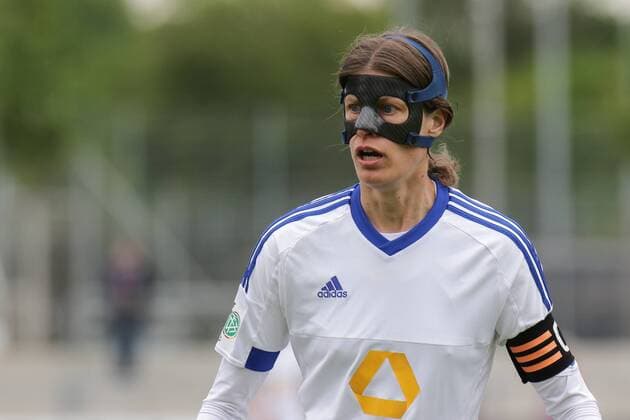 Kerstin Garefrekes (Frankfurt, 18) muss in ihrem 355. und letzten Ligaspiel mit Gesichtsmaske spielen, doppelter Nasenbeinbruch, Karriereende, letztes Spiel, Einzelbild, Aktion, Action, Porträt, Portrait, Fussball, Allianz Frauen-Bundesliga, 1. FFC Frankfurt - Bayer 04 Leverkusen, xozx