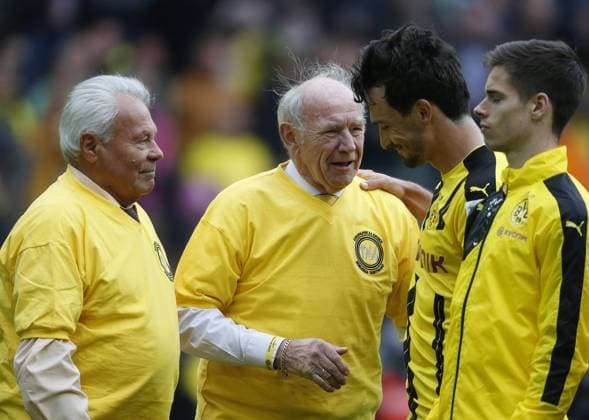 DORTMUND, Deutschland, 1. Fußball- BL - Borussia Dortmund : 1.FC Köln 2-2 am 14.05.2016 im Signal-Iduna Park in Dortmund Mats HUMMELS (BVB) 2.v.re. nach Spielschluß mit den ehemaligen BVB-Spielern Wolfgang PAUL (BVB) 2.v.li.- und Lothar GEISLER (BVB) li.- , Helden des Europacup Erfolg von 1966
