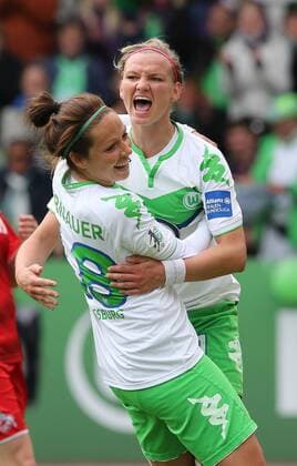 Torjubel 3-1 durch Alexandra Popp (VfL Wolfsburg), es freut sich Vanessa Bernauer (VfL Wolfsburg)