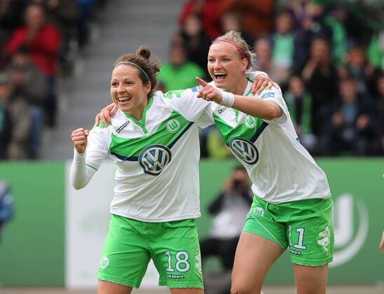 Bilder des Tages - Sport Torjubel 3-1 durch Alexandra Popp (VfL Wolfsburg), es freut sich Vanessa Bernauer (VfL Wolfsburg)