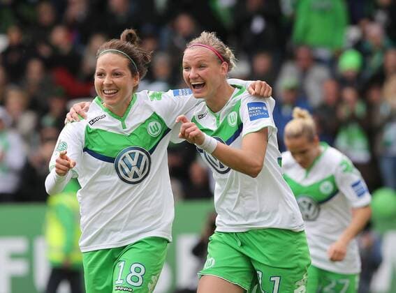 Torjubel 3-1 durch Alexandra Popp (VfL Wolfsburg), es freut sich Vanessa Bernauer (VfL Wolfsburg)