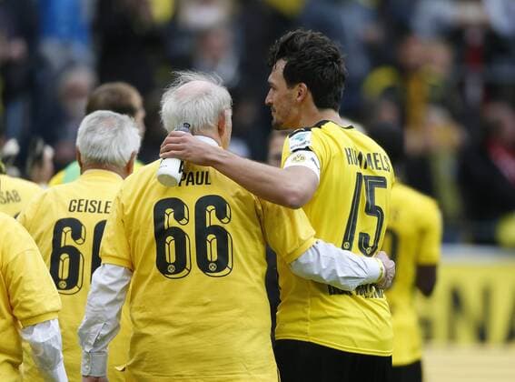 DORTMUND, Deutschland, 1. Fußball- BL - Borussia Dortmund : 1.FC Köln 2-2 am 14.05.2016 im Signal-Iduna Park in Dortmund Mats HUMMELS (BVB) re. nach Spielschluß mit dem ehemaligen BVB-Spieler Wolfgang PAUL (BVB) 2.v. li.- , einer der Helden des Europacup Sieg von 1966