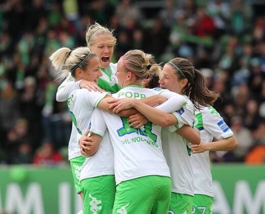 Torjubel Wolfsburg Lara Dickenmann (VfL Wolfsburg), Zsanett Jakabfi (VfL Wolfsburg), Alexandra Popp (VfL Wolfsburg), Elise Bussaglia (VfL Wolfsburg)