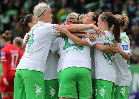Jubeltraube Wolfsburg, Nilla Fischer (VfL Wolfsburg) und ihr Team