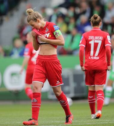 Bilder des Tages - Sport abgestiegen und enttäuscht Lena Schrum (1. FC Koeln)
