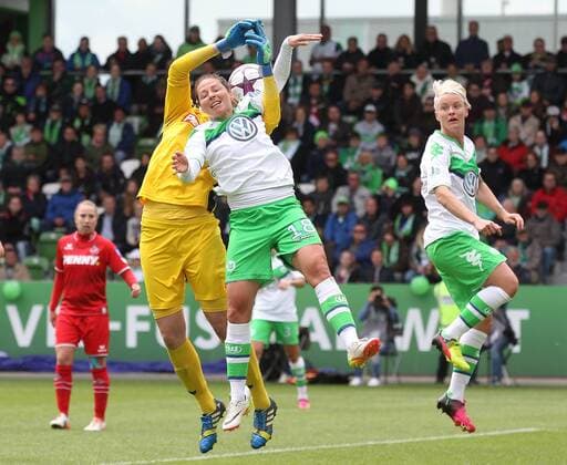Lena Nuding (1. FC Koeln) klärt vor Vanessa Bernauer (VfL Wolfsburg), rechts Nilla Fischer (VfL Wolfsburg)