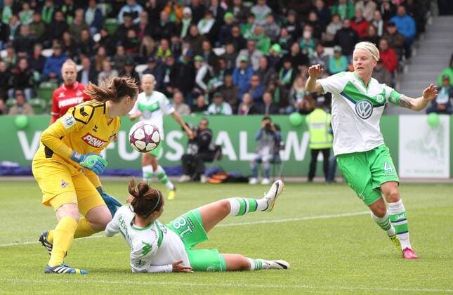 Lena Nuding (1. FC Koeln) klärt vor Vanessa Bernauer (VfL Wolfsburg), rechts Nilla Fischer (VfL Wolfsburg)