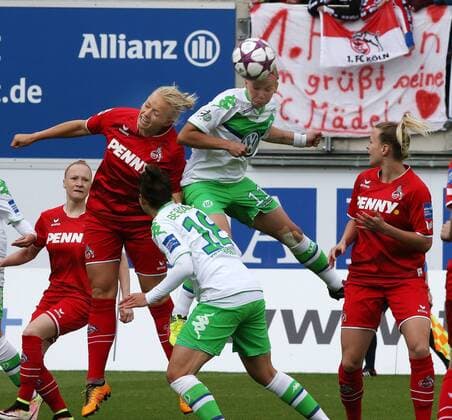 Kopfballduell Alexandra Popp (VfL Wolfsburg)