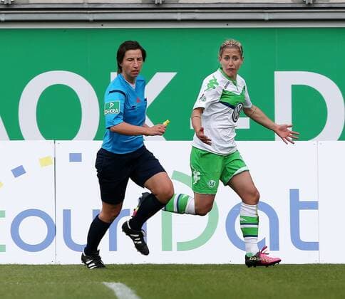 Schiedsrichterin Katrin Rafalski (Großenritte), Anna Blaesse (VfL Wolfsburg)