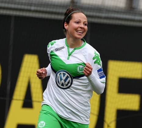 Vanessa Bernauer (VfL Wolfsburg) bejubelt ihr Tor