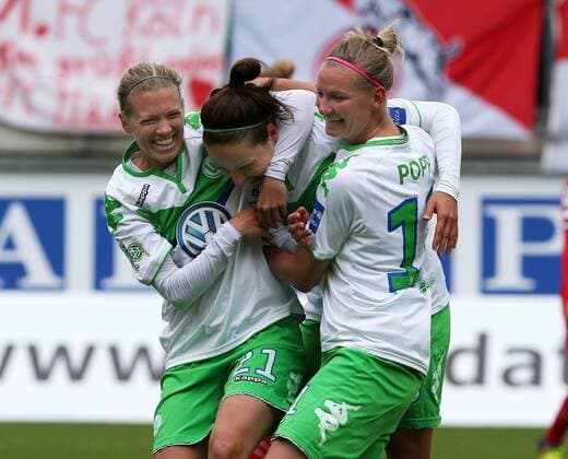 2-0 Jubel um (mittee) Vanessa Bernauer (VfL Wolfsburg), links Lara Dickenmann (VfL Wolfsburg), Alexandra Popp (VfL Wolfsburg)