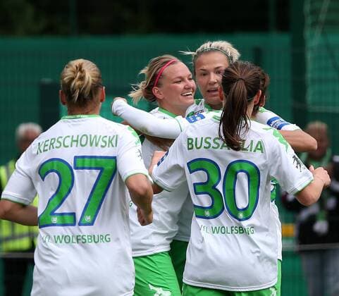 Jubel um Alexandra Popp (VfL Wolfsburg, 2.v.l.), Isabel Kerschowski (VfL Wolfsburg), Elise Bussaglia (VfL Wolfsburg), Zsanett Jakabfi (VfL Wolfsburg)
