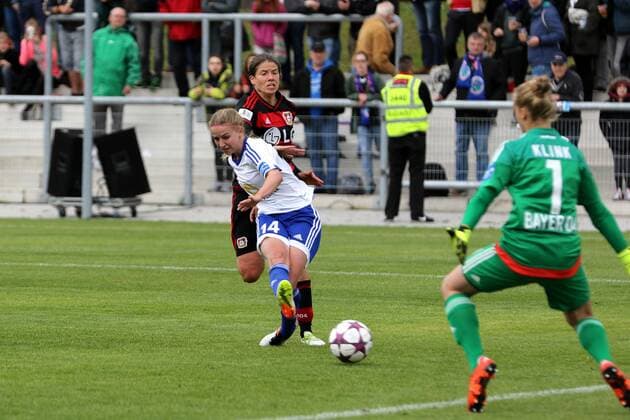 16.05.2016 Frankfurt am Main, Allianz Frauen-Bundesliga Saison 2015 2016 FFC Frankfurt gegen Bayer 04 Leverkusen Aktion, Tor zum 2:0 durch Jackie Groenen (FFC Frankfurt) Torwart Anna Klink (Leverkusen) hat keine Chance