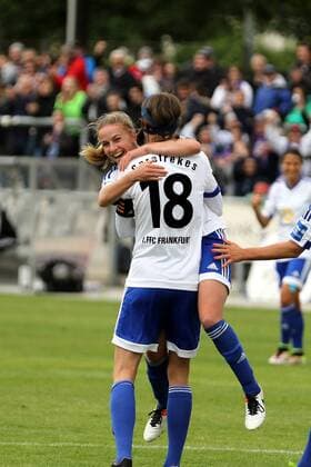 16.05.2016 Frankfurt am Main, Allianz Frauen-Bundesliga Saison 2015 2016 FFC Frankfurt gegen Bayer 04 Leverkusen Aktion, Torjubel nach dem Tor zum 2:0 durch Jackie Groenen (FFC Frankfurt) hier mit Kerstin Garefrekes (FFC Frankfurt)