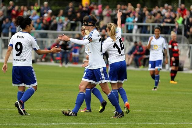 16.05.2016 Frankfurt am Main, Allianz Frauen-Bundesliga Saison 2015 2016 FFC Frankfurt gegen Bayer 04 Leverkusen Aktion, Torjubel nach dem Tor zum 2:0 durch Jackie Groenen (FFC Frankfurt) hier mit Kerstin Garefrekes und Yuki Ogimi (FFC Frankfurt)