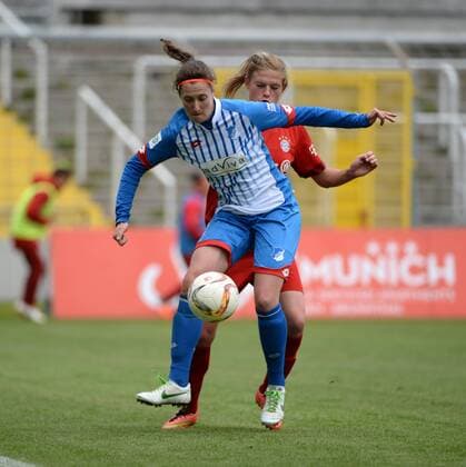 v.li.: gß8 Carina Wenninger (FC Bayern München, FCB, 19) im Zweikampf, Duell, duel, tackle, Dynamik, Action, Aktion , Fussball, Allianz Frauen-Bundesliga, FC Bayern München - TSG 1899 Hoffenheim, xslx