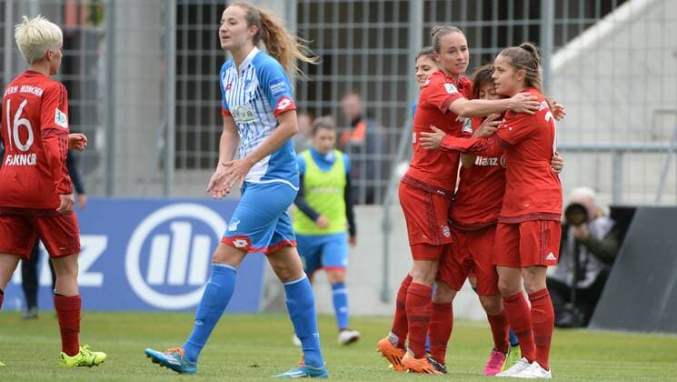 v.li.: Claire Falknor (FC Bayern München, FCB, 16) Fabienne Dongus (Hoffenheim, 33) Gina Lewandowski (FC Bayern München, FCB, 2) Mana Iwabuchi (FC Bayern München, FCB, 13) Laura Feiersinger (FC Bayern München, FCB, 27) Jubel, Torjubel, Torerfolg, celebrate the goal, goal, celebration, Jubel ueber das Tor zum 1:1 durch Mana Iwabuchi (FC Bayern München, FCB, 13) , optimistisch, Action, Aktion , Fussball, Allianz Frauen-Bundesliga, FC Bayern München - TSG 1899 Hoffenheim, xslx