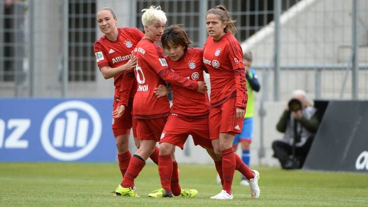 v.li.: Gina Lewandowski (FC Bayern München, FCB, 2) Claire Falknor (FC Bayern München, FCB, 16) Mana Iwabuchi (FC Bayern München, FCB, 13) Laura Feiersinger (FC Bayern München, FCB, 27) Jubel, Torjubel, Torerfolg, celebrate the goal, goal, celebration, Jubel ueber das Tor zum 1:1 durch Mana Iwabuchi (FC Bayern München, FCB, 13) , optimistisch, Action, Aktion , Fussball, Allianz Frauen-Bundesliga, FC Bayern München - TSG 1899 Hoffenheim, xslx